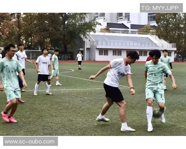 细腿足球运动员的魅力与挑战如何塑造他们的职业生涯与竞技表现 细腿足球运动员的魅力与挑战如何塑造他们的职业生涯与竞技表现