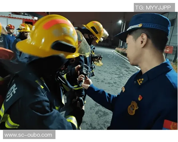 虹口足球场突发火灾现场紧急疏散人员消防队全力扑救确保安全无人员伤亡